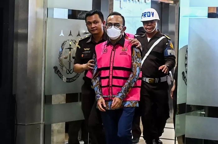Direktur Utama PT Pertamina Patra Niaga Riva Siahaan (tengah) ditetapkan sebagai tersangka kasus dugaan korupsi dalam tata kelola minyak mentah dan produk kilang pada PT Pertamina Subholding dan Kontraktor Kontrak Kerja Sama (KKKS) tahun 2018-2023 di Kejaksaan Agung, Jakarta, Selasa (25/2/2025). (Foto:  ANTARA/Rivan Awal Lingga/nym)