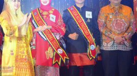Shintia Ulfa Amanda dan Aidil Saputra dinobatkan sebagai pasangan Uni dan Uda Duta Wisata Kota Padang Tahun 2025. (Foto: Prokopim Padang)