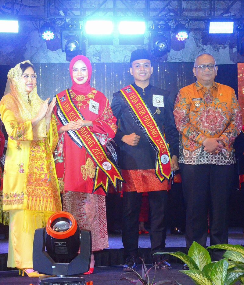 Shintia Ulfa Amanda dan Aidil Saputra dinobatkan sebagai pasangan Uni dan Uda Duta Wisata Kota Padang Tahun 2025. (Foto: Prokopim Padang)