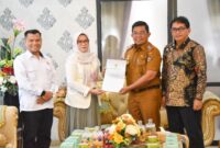 Pj Sekda Padang Yosefriawan menerima kedatangan Tim BPK Perwakilan Provinsi Sumbar di Rumah Dinas Wali Kota Padang, Senin (3/2/2025). (Foto: Prokopim Padang)
