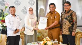 Pj Sekda Padang Yosefriawan menerima kedatangan Tim BPK Perwakilan Provinsi Sumbar di Rumah Dinas Wali Kota Padang, Senin (3/2/2025). (Foto: Prokopim Padang)