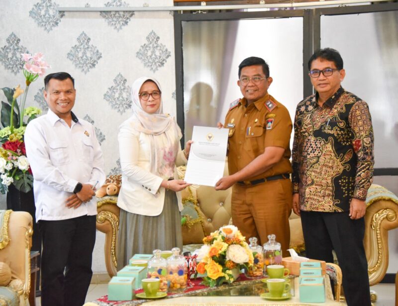 Pj Sekda Padang Yosefriawan menerima kedatangan Tim BPK Perwakilan Provinsi Sumbar di Rumah Dinas Wali Kota Padang, Senin (3/2/2025). (Foto: Prokopim Padang)