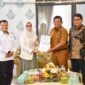 Pj Sekda Padang Yosefriawan menerima kedatangan Tim BPK Perwakilan Provinsi Sumbar di Rumah Dinas Wali Kota Padang, Senin (3/2/2025). (Foto: Prokopim Padang)