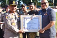 Kapolda Sumbar Kapolda Sumbar Irjen Gatot Tri Suryanta menyerahkan penghargaan kepada Pj Wali Kota Padang Andree Algamar sebagai Tokoh Pelopor Anti Tawuran dan Balapan Liar. (Foto: Prokopim Padang)