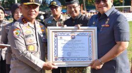 Kapolda Sumbar Kapolda Sumbar Irjen Gatot Tri Suryanta menyerahkan penghargaan kepada Pj Wali Kota Padang Andree Algamar sebagai Tokoh Pelopor Anti Tawuran dan Balapan Liar. (Foto: Prokopim Padang)