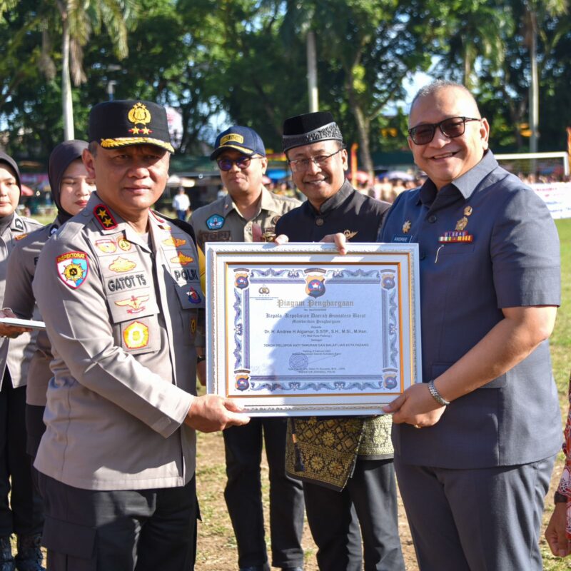 Kapolda Sumbar Kapolda Sumbar Irjen Gatot Tri Suryanta menyerahkan penghargaan kepada Pj Wali Kota Padang Andree Algamar sebagai Tokoh Pelopor Anti Tawuran dan Balapan Liar. (Foto: Prokopim Padang)