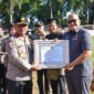 Kapolda Sumbar Kapolda Sumbar Irjen Gatot Tri Suryanta menyerahkan penghargaan kepada Pj Wali Kota Padang Andree Algamar sebagai Tokoh Pelopor Anti Tawuran dan Balapan Liar. (Foto: Prokopim Padang)