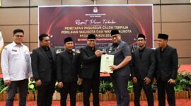 Ketua KPU Padang Dorri Putra menyerahkan berita acara penetapan Wali Kota dan Wakil Wali Kota Padang Periode 2025-2030, di Truntum Hotel, Kamis (6/2/2025). (Foto: Prokopim Padang)