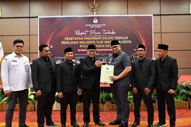 Ketua KPU Padang Dorri Putra menyerahkan berita acara penetapan Wali Kota dan Wakil Wali Kota Padang Periode 2025-2030, di Truntum Hotel, Kamis (6/2/2025). (Foto: Prokopim Padang)