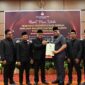 Ketua KPU Padang Dorri Putra menyerahkan berita acara penetapan Wali Kota dan Wakil Wali Kota Padang Periode 2025-2030, di Truntum Hotel, Kamis (6/2/2025). (Foto: Prokopim Padang)