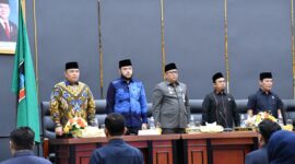 DPRD Kota Padang mengesahkan pasangan Fadly Amran dan Maigus Nasir sebagai Wali Kota dan Wakil Wali Kota Padang periode 2025-2030. (Foto: Prokopim Padang)