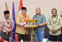 Pj Wali Kota Padang Andree Algamar menyerahkan cenderamata kepada Ketua Kwarda 03 Gerakan Pramuka Sumbar Audy Joinaldy. (Foto: Prokopim Padang)