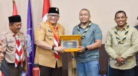 Pj Wali Kota Padang Andree Algamar menyerahkan cenderamata kepada Ketua Kwarda 03 Gerakan Pramuka Sumbar Audy Joinaldy. (Foto: Prokopim Padang)