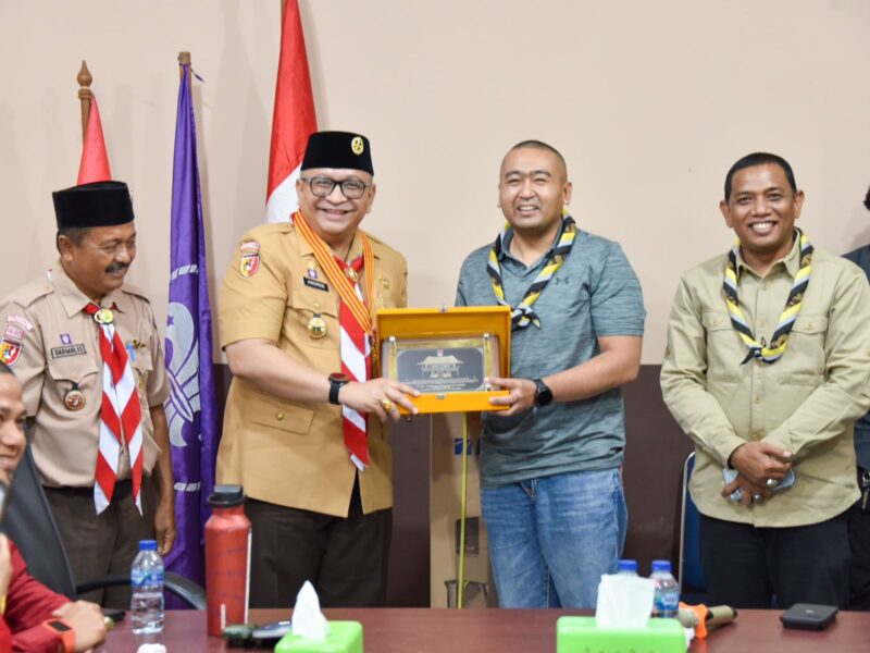 Pj Wali Kota Padang Andree Algamar menyerahkan cenderamata kepada Ketua Kwarda 03 Gerakan Pramuka Sumbar Audy Joinaldy. (Foto: Prokopim Padang)