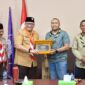 Pj Wali Kota Padang Andree Algamar menyerahkan cenderamata kepada Ketua Kwarda 03 Gerakan Pramuka Sumbar Audy Joinaldy. (Foto: Prokopim Padang)