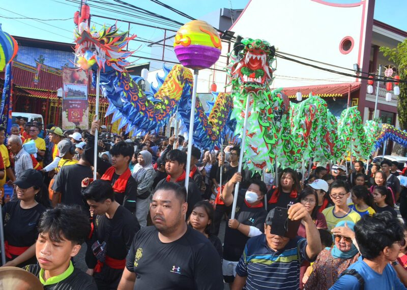 Arak-arakan sipasan dalam rangka memeriahkan Cap Go Meh 2025. (Foto: Prokopim Padang)