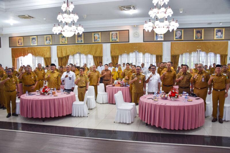 Pj Wali Kota Padang Andree Algamar menghadiri Entry Meeting Evaluasi Perencanaan dan Penganggaran Tahun Anggaran 2025, yang dilaksanakan oleh BPKP Sumbar, di Auditorium Gubernur Sumbar, Senin (10/2/2025). (Foto Prokopim Padang)