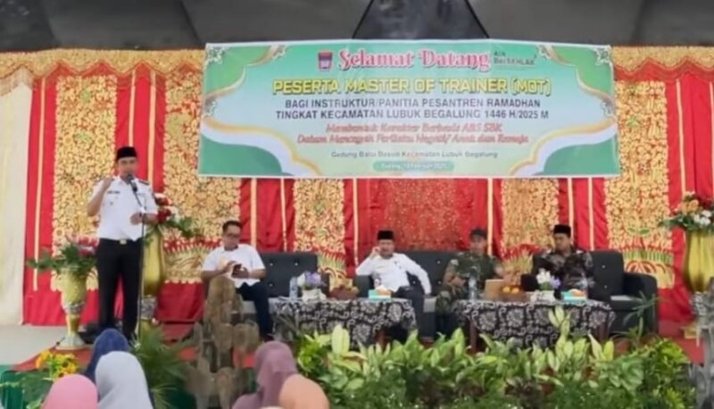 Camat Lubeg Nofiandi Amir memberikan sambutan saat pembukaan pelatihan MoT Pesantren Ramadhan 1446 H/2025 M di Balai Basuo Lubeg, Rabu (12/2/2025). (Foto: Ist)