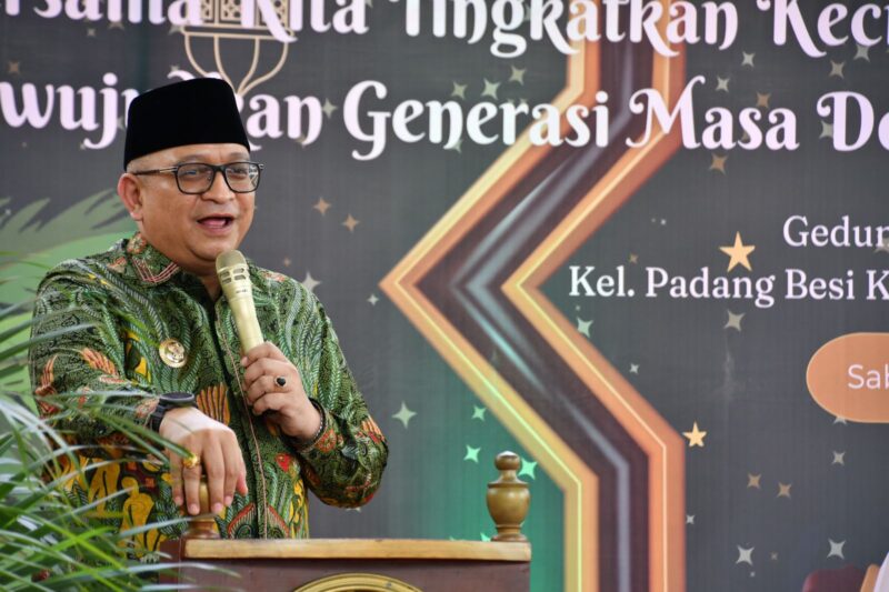 Pj Wali Kota Padang Andree Algamar menghadiri perayaan Khatam Al Quran dan Wisuda Iqra di GSG RW III, Kelurahan Padang Besi, Kecamatan Lubuk Kilangan, Sabtu (15/2/2025). (Foto: Pemko Padang)