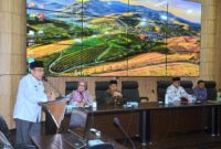 Wakil Wali Kota Padang Maigus Nasir memberikan arahan kepada seluruh kepala OPD dan Camat di lingkup Pemko Padang, Jumat (21/2/2025). (Foto: Prokopim Padang)