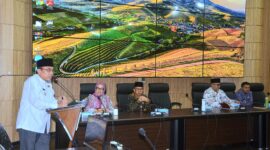 Wakil Wali Kota Padang Maigus Nasir memberikan arahan kepada seluruh kepala OPD dan Camat di lingkup Pemko Padang, Jumat (21/2/2025). (Foto: Prokopim Padang)