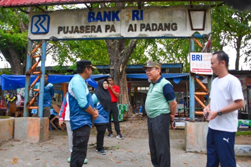 Wakil Wali Kota Padang, Maigus Nasir saat meninjau kawasan Pujasera pada Sabtu (22/2/2025). (Foto: Prokopim Padang)