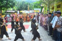 Wawako Padang Maigus Nasir menyaksikan ujian praktik keminangkabauan bagi murid kelas VI SDN 54 Anak Air, Sabtu (22/2/2025). (Foto: Prokopim Padang)