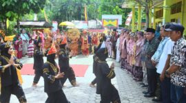Wawako Padang Maigus Nasir menyaksikan ujian praktik keminangkabauan bagi murid kelas VI SDN 54 Anak Air, Sabtu (22/2/2025). (Foto: Prokopim Padang)