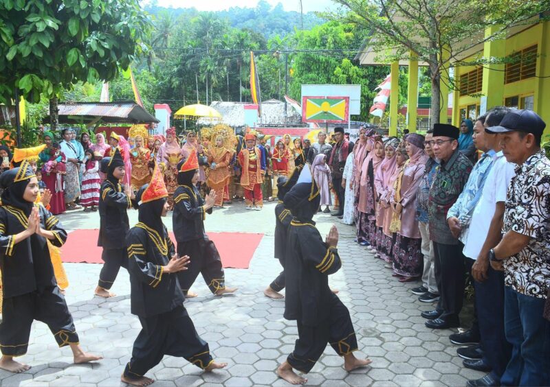Wawako Padang Maigus Nasir menyaksikan ujian praktik keminangkabauan bagi murid kelas VI SDN 54 Anak Air, Sabtu (22/2/2025). (Foto: Prokopim Padang)