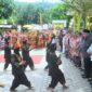 Wawako Padang Maigus Nasir menyaksikan ujian praktik keminangkabauan bagi murid kelas VI SDN 54 Anak Air, Sabtu (22/2/2025). (Foto: Prokopim Padang)