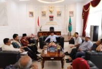 Wawako Padang Maigus Nasir menerima kunjungan silaturahmi Baznas Padang di ruang kerjanya di Balaikota Padang Aie Pacah, Minggu (23/2/2025). (Foto: Prokopim Padang)