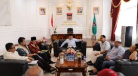 Wawako Padang Maigus Nasir menerima kunjungan silaturahmi Baznas Padang di ruang kerjanya di Balaikota Padang Aie Pacah, Minggu (23/2/2025). (Foto: Prokopim Padang)