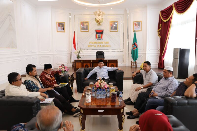 Wawako Padang Maigus Nasir menerima kunjungan silaturahmi Baznas Padang di ruang kerjanya di Balaikota Padang Aie Pacah, Minggu (23/2/2025). (Foto: Prokopim Padang)