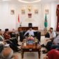 Wawako Padang Maigus Nasir menerima kunjungan silaturahmi Baznas Padang di ruang kerjanya di Balaikota Padang Aie Pacah, Minggu (23/2/2025). (Foto: Prokopim Padang)