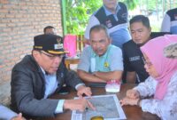 Wawako Padang, Maigus Nasir meninjau langsung kondisi aliran Sungai Batang Maransi, Minggu (23/2/2025). (Foto: Prokopim Padang)
