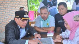Wawako Padang, Maigus Nasir meninjau langsung kondisi aliran Sungai Batang Maransi, Minggu (23/2/2025). (Foto: Prokopim Padang)