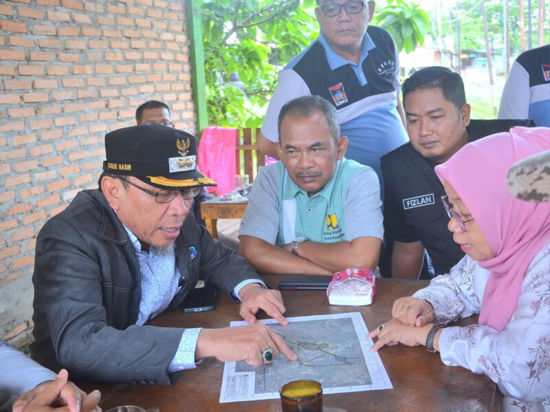 Wawako Padang, Maigus Nasir meninjau langsung kondisi aliran Sungai Batang Maransi, Minggu (23/2/2025). (Foto: Prokopim Padang)