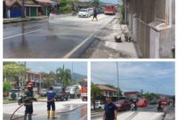 Petugas Damkar Padang melakukan penyiraman material yang berceceran di Jalan Indarung, kemarin. (Foto: Prokopim Padang)