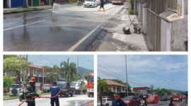 Petugas Damkar Padang melakukan penyiraman material yang berceceran di Jalan Indarung, kemarin. (Foto: Prokopim Padang)