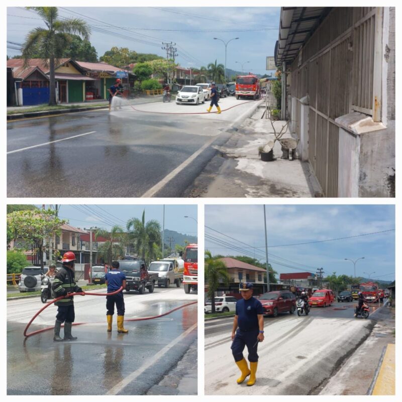 Petugas Damkar Padang melakukan penyiraman material yang berceceran di Jalan Indarung, kemarin. (Foto: Prokopim Padang)