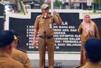 Camat Lubeg Nofiandi Amir saat memimpin apel pagi ASN di halaman Kantor Camat Lubeg, Senin (3/2/2025). (Foto: Ist)