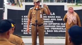Camat Lubeg Nofiandi Amir saat memimpin apel pagi ASN di halaman Kantor Camat Lubeg, Senin (3/2/2025). (Foto: Ist)