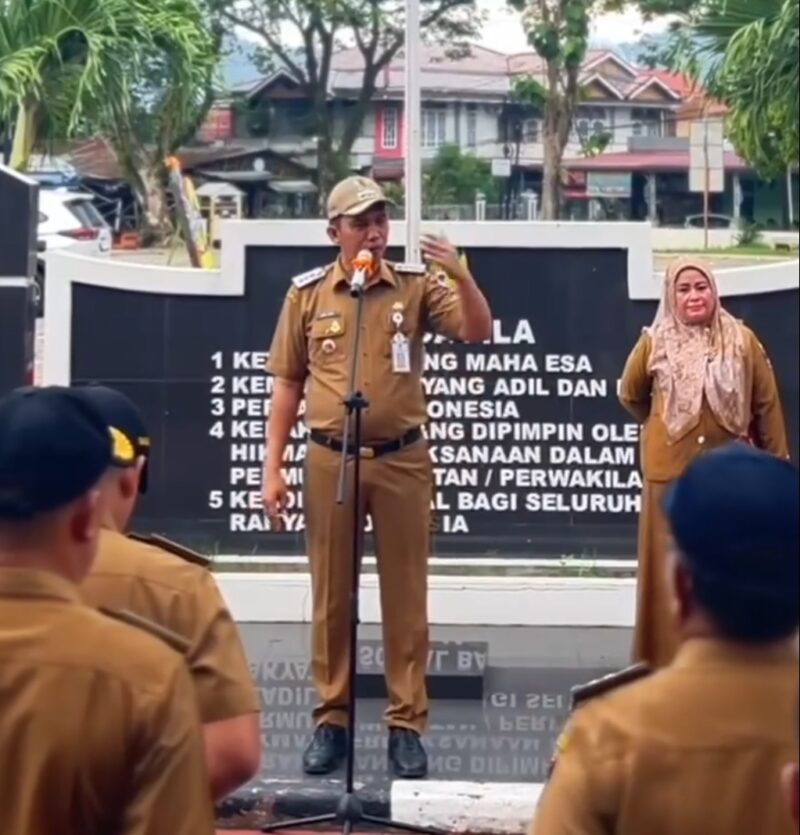 Camat Lubeg Nofiandi Amir saat memimpin apel pagi ASN di halaman Kantor Camat Lubeg, Senin (3/2/2025). (Foto: Ist)