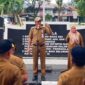 Camat Lubeg Nofiandi Amir saat memimpin apel pagi ASN di halaman Kantor Camat Lubeg, Senin (3/2/2025). (Foto: Ist)