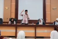 Camat Lubeg Andi Amir memberikan sambutan saat rapat pembahasan program kerja HIMPAUDI Kecamatan Lubeg di Aula Kantor Camat Lubeg, Jumat (7/2/2025). (Foto: Ist)