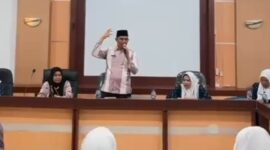 Camat Lubeg Andi Amir memberikan sambutan saat rapat pembahasan program kerja HIMPAUDI Kecamatan Lubeg di Aula Kantor Camat Lubeg, Jumat (7/2/2025). (Foto: Ist)