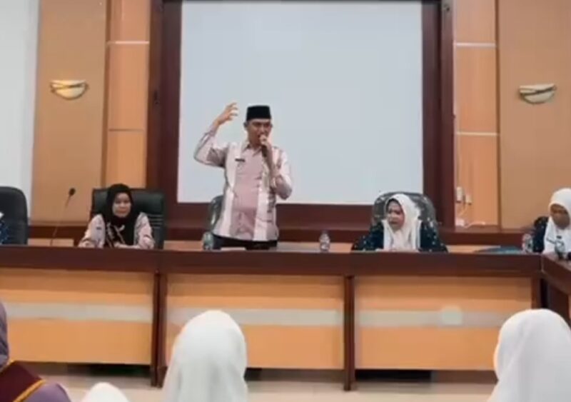 Camat Lubeg Andi Amir memberikan sambutan saat rapat pembahasan program kerja HIMPAUDI Kecamatan Lubeg di Aula Kantor Camat Lubeg, Jumat (7/2/2025). (Foto: Ist)