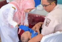 Camat Lubeg Nofiandi Amir meninjau pelaksanaan Posyandu II Kelurahan Kampung Jua Nan XX, Selasa (11/5/2025). (Foto: Ist)