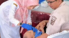 Camat Lubeg Nofiandi Amir meninjau pelaksanaan Posyandu II Kelurahan Kampung Jua Nan XX, Selasa (11/5/2025). (Foto: Ist)