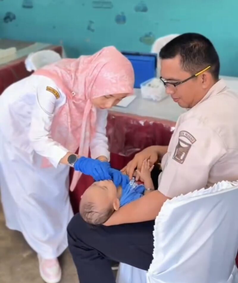 Camat Lubeg Nofiandi Amir meninjau pelaksanaan Posyandu II Kelurahan Kampung Jua Nan XX, Selasa (11/5/2025). (Foto: Ist)